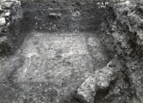 97320 Afbeelding van een opgravingsput tijdens een archeologische opgraving op het Domplein te Utrecht.